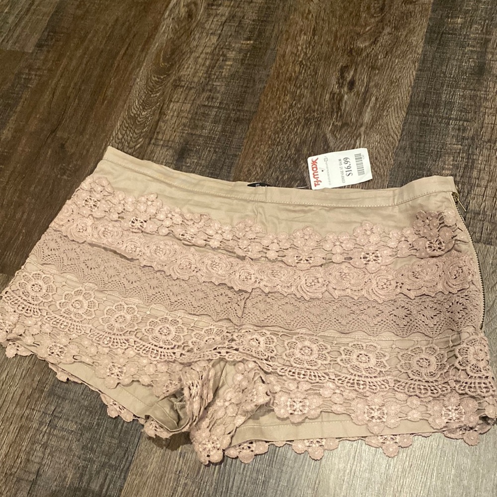NWT lace short. Size Large. Zipper and button closure.